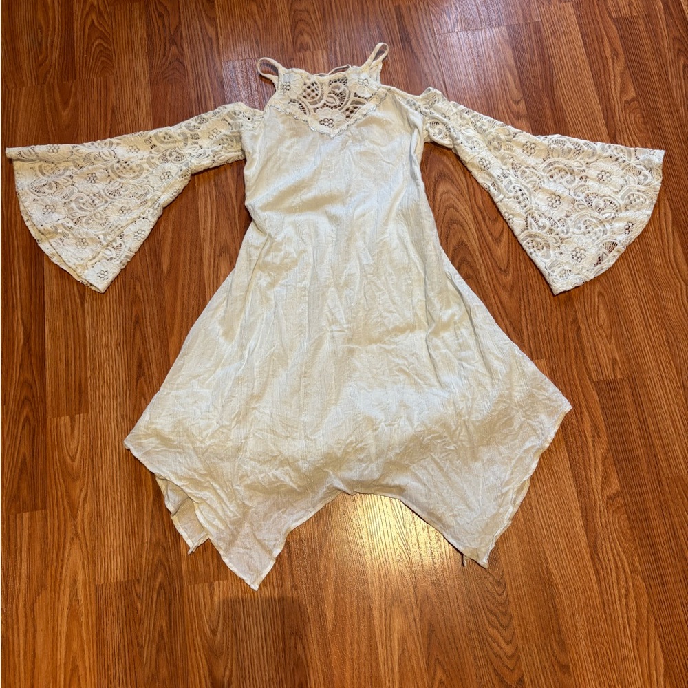 Woman’s xs Cream Lace Bell Sleeve Dress